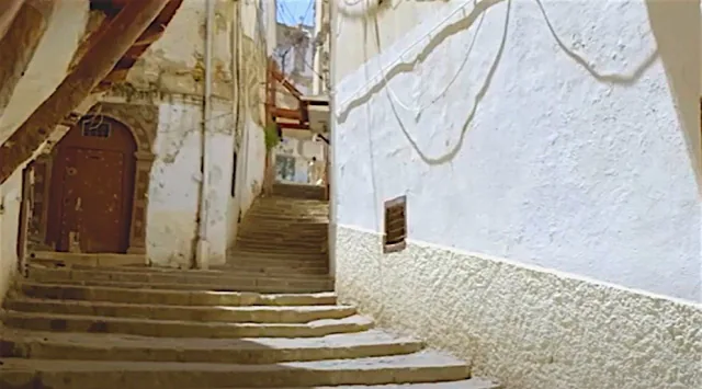 Ruelle en escalier et porte voûtée dans la Casbah d’Alger