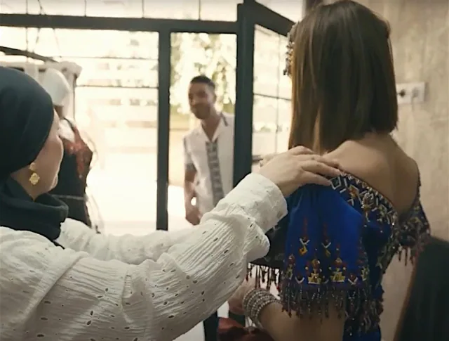 Les gestes d’une artisane ajustant une robe kabyle
